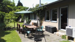 Südseite Hostel mit Terrasse