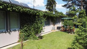 Südseite Hostel mit Terrasse